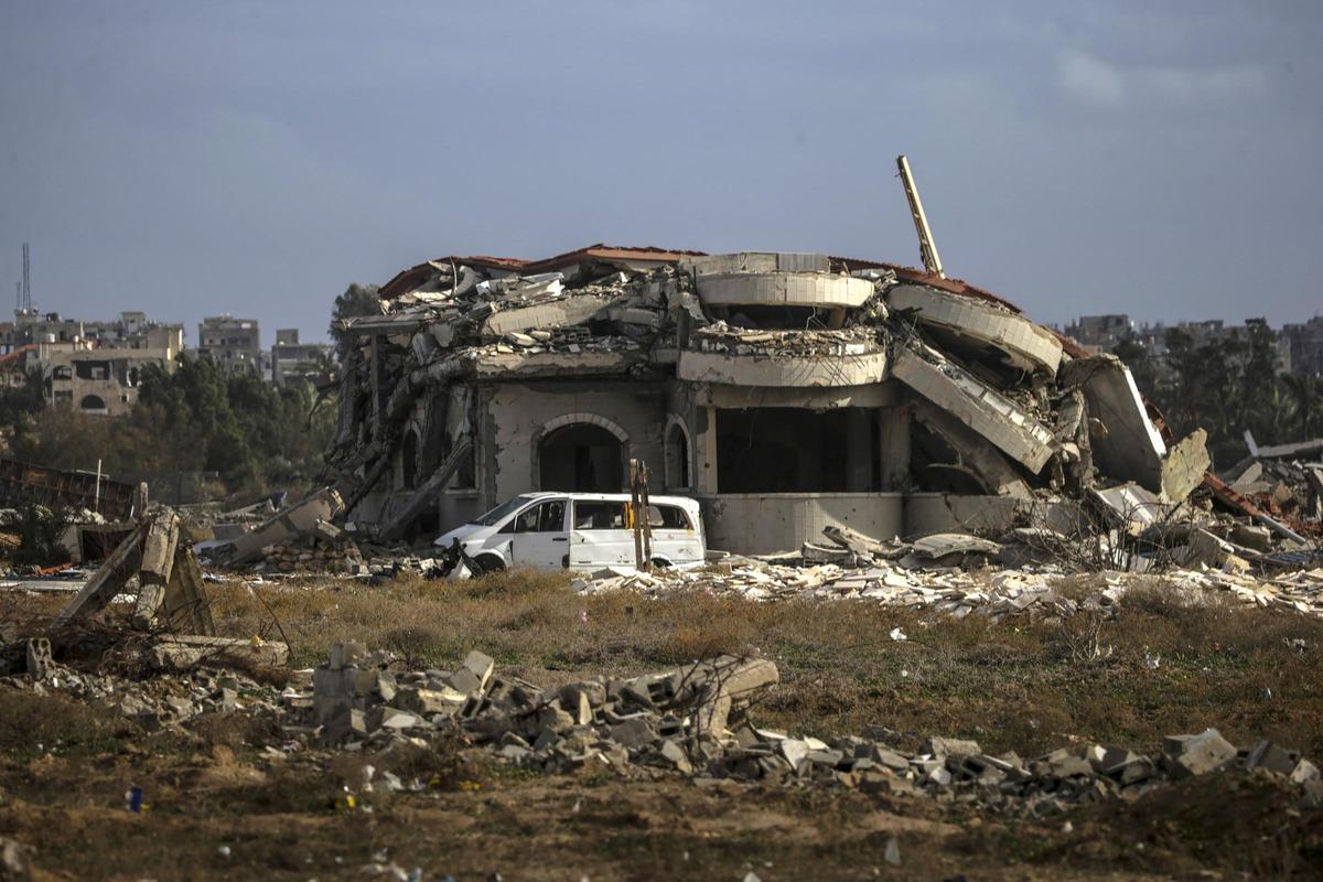 Miles de palestinos vuelven al norte de Gaza mientras Trump insiste en hacer de Gaza una Riviera