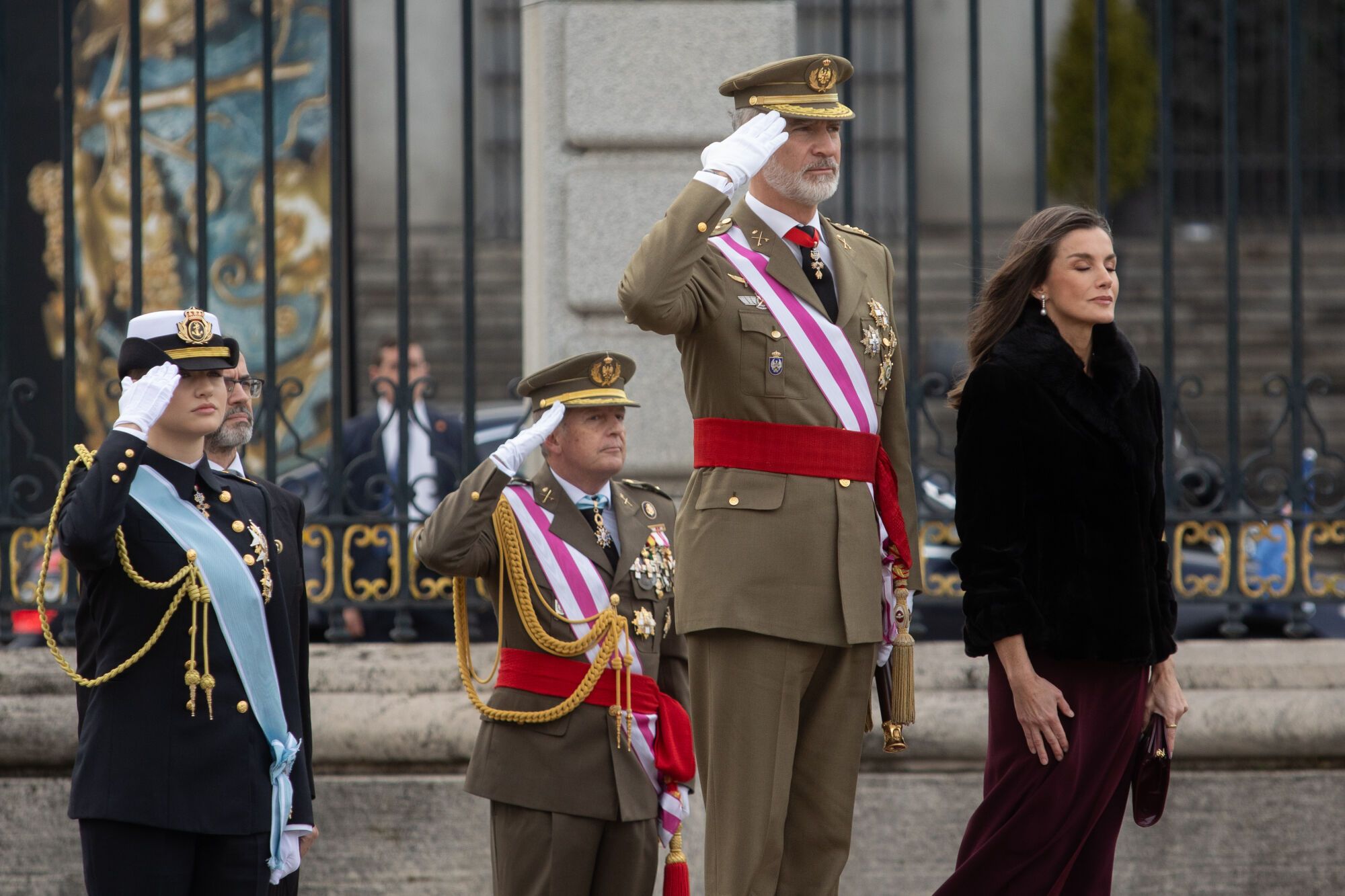 La princesa Leonor, el Rey Felipe VI, y la Reina Letizia, durante la Pascua Militar, en el Palacio Real, a 6 de enero de 2025, en Madrid (España). La Pascua Militar es una ceremonia que celebra la recuperación de la localidad menorquina de Mahón el 6 de enero de 1782, que se encontraba en poder de los ingleses, durante la cual se realiza un balance de las vicisitudes del año anterior y se marcan las líneas de acción que se desarrollarán en el siguiente. Durante el acto, se rinden honores mediante el himno nacional y una salva de 21 cañonazos, y el Rey Felipe VI pasa revista. Posteriormente, se realiza la imposición de condecoraciones militares a aquellos civiles y miembros de las Fuerzas Armadas que se han hecho acreedores de ellas durante el año vencido. 06 ENERO 2025 Alejandro Martínez Vélez / Europa Press 06/01/2025. Alejandro Martínez Vélez;