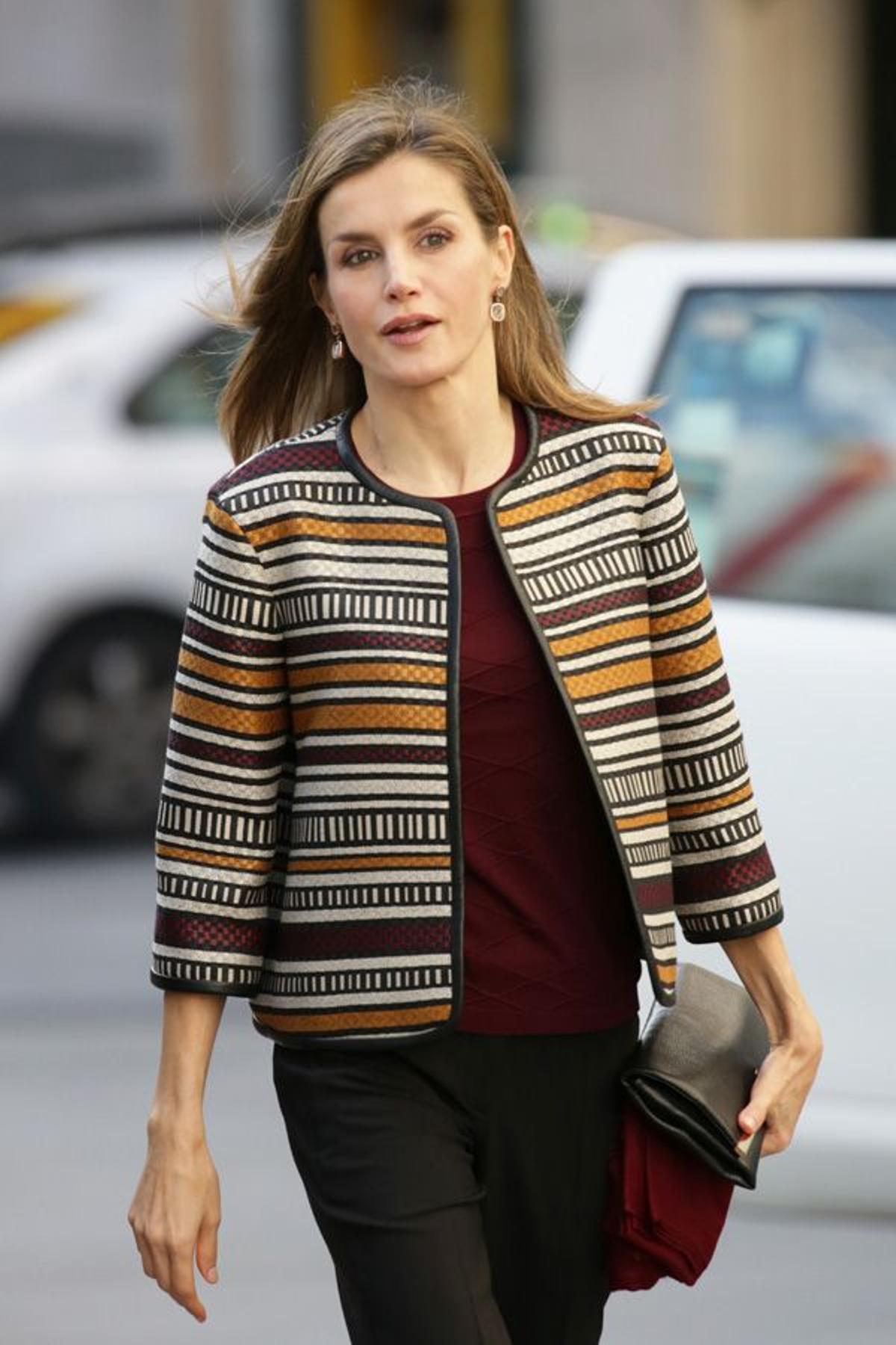 El look de Letizia Ortiz con chaqueta de Uterqüe en Madrid