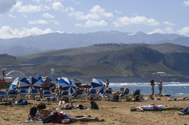 NIEVE EN LA CUMBRE DESDE LA PLAYA DE LAS CANTERAS