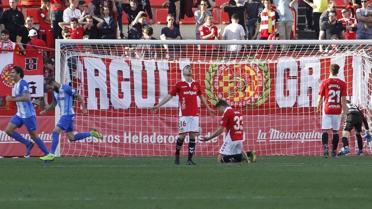 Desolaciónentre los jugadores del Nàstic tras el gol del Málaga.