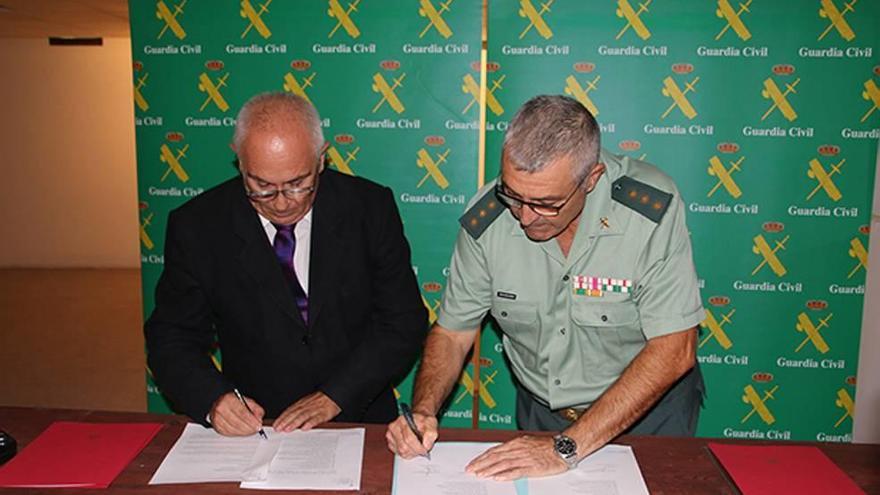 El director general de Emergencias y el coronel de la Guardia Civil firman la cesión del material.
