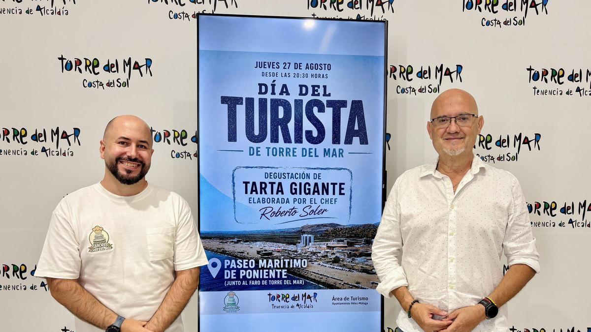 El teniente de alcalde de Torre del Mar, Jesús Pérez Atencia, informa del Día del Turista