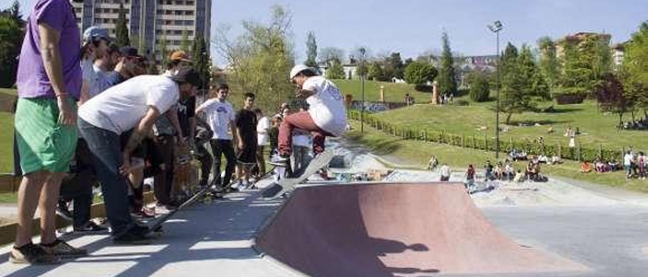 Varios &quot;skaters&quot;, en las instalaciones de Parque de Invierno que podrían llevar el nombre de Ignacio Echeverría.