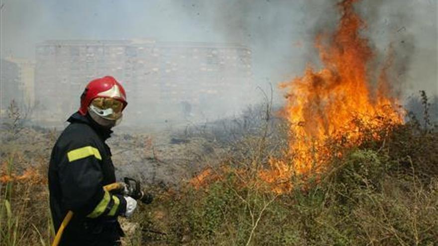 Dan por extinguido el incendio en un solar de Castellón