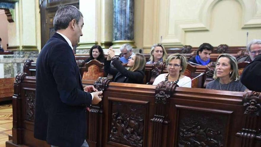 José Manuel García conversa con Rosa Gallego antes de un pleno.