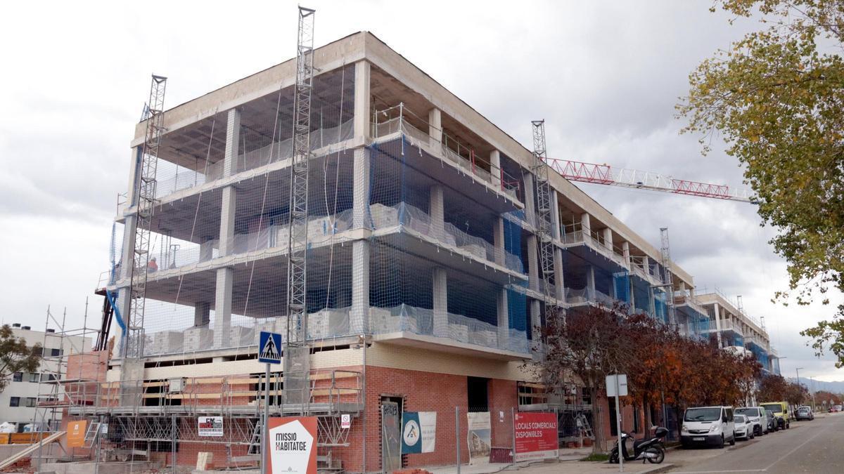 Un bloc del barri de Domeny de Girona en construcció per destinar-ho a lloguer social.