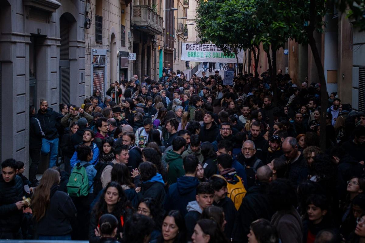 Personas concentradas delante del bloque Sant Agustí de Barcelona para impedir un desahucio este miércoles.
