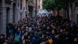 Veïns de Barcelona es concentren per frenar el desnonament del bloc Sant Agustí, comprat per un fons estranger