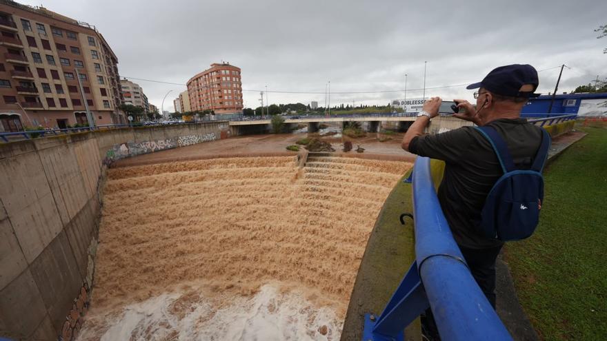 Emergencias rescata a tres personas atrapadas en sus coches por las lluvias en Castelló