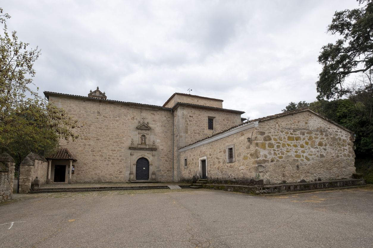 El exterior del convento de El Palancar, el más pequeño del mundo