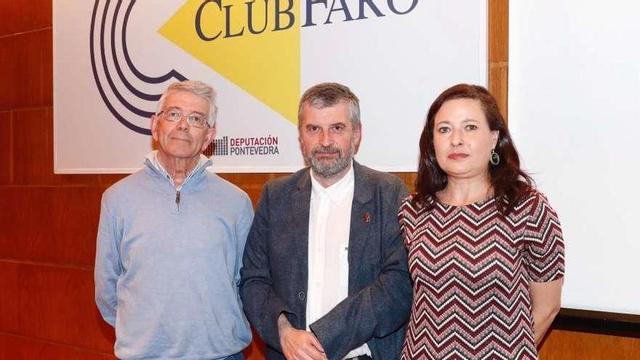 O editor Manuel Bragado (centro) cos biógrafos de MªVictoria Moreno, Xavier Senín e Isabel Soto.// J. Lores