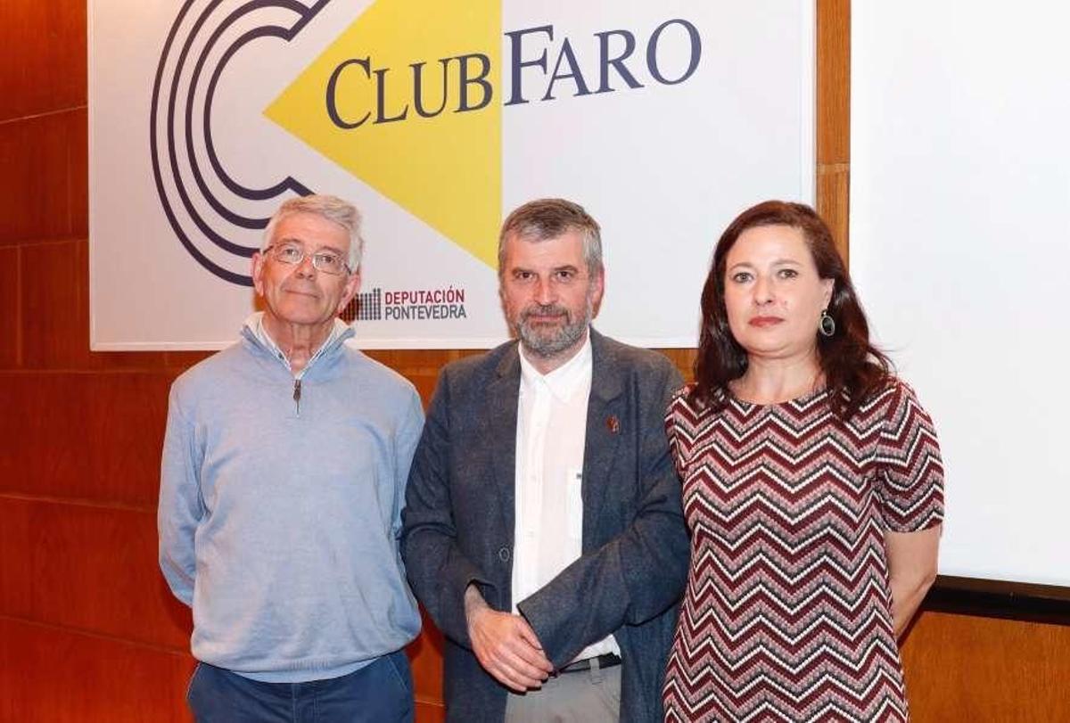 O editor Manuel Bragado (centro) cos biógrafos de MªVictoria Moreno, Xavier Senín e Isabel Soto.// J. Lores
