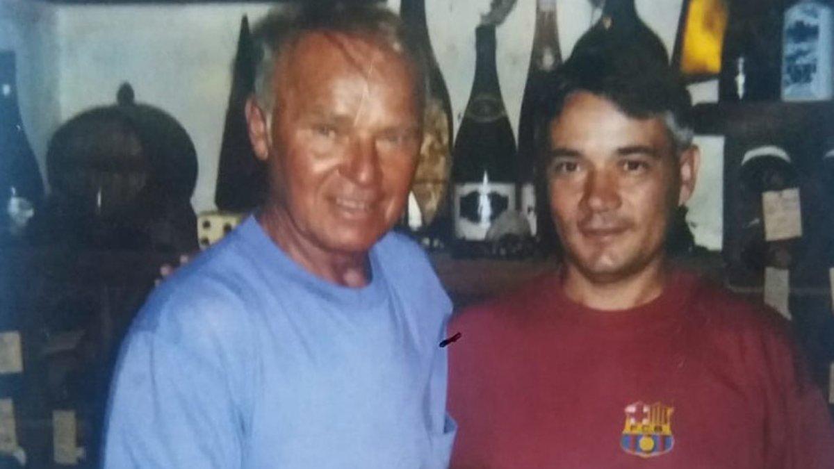 Kubala y Caimel en la bodeguilla que el coleccionista del Barça tiene en su almacén de Pineda