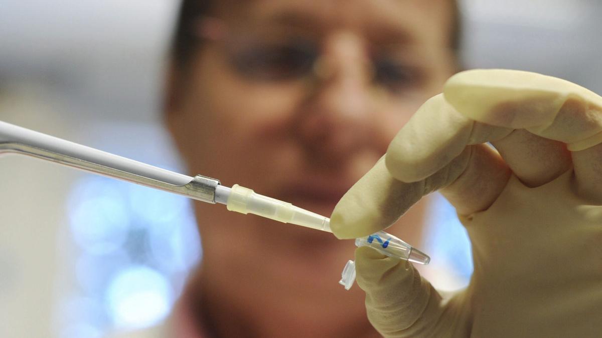 Una científica trabaja en un laboratorio especializado en genética del metabolismo en un hospital.