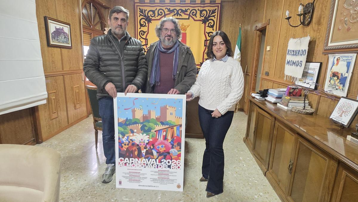 De izquierda a derecha, el alcalde de la localidad, Ramón Hernández; el pregonero del Carnaval, David León Gómez; y la concejala de Feria y Fiestas Populares, Beatriz Delis.