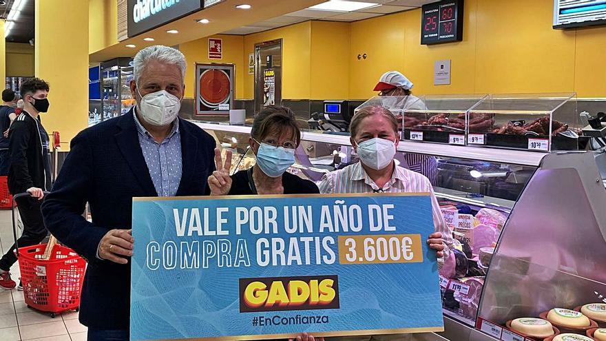 Gadis premia con un año de compra gratis a dos clientes de Oleiros y Sada