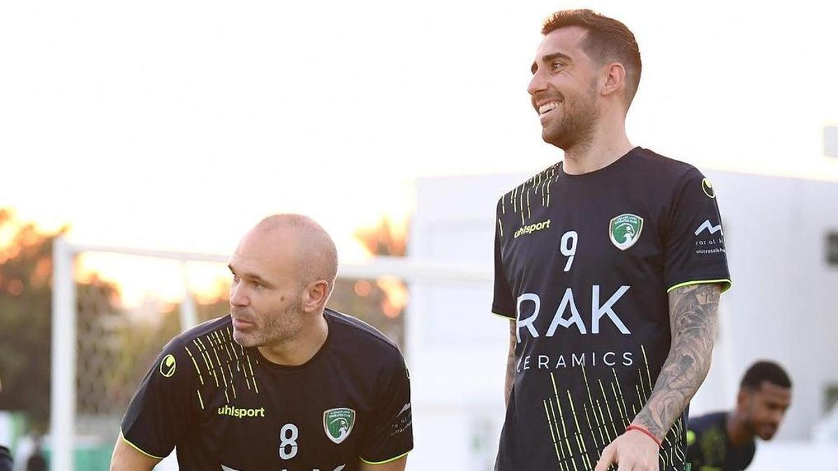 Iniesta y Paco Alcácer en el Emirates Club