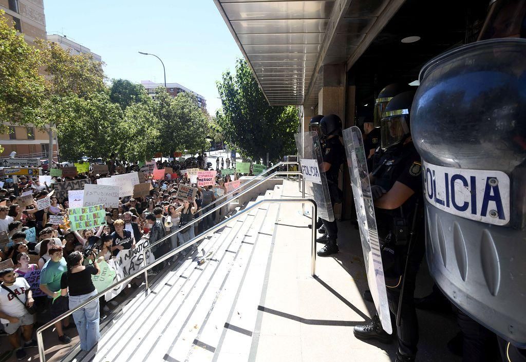 Todas las imágenes de la protesta por la Ebau y las cargas policiales junto a la Consejería de Educación