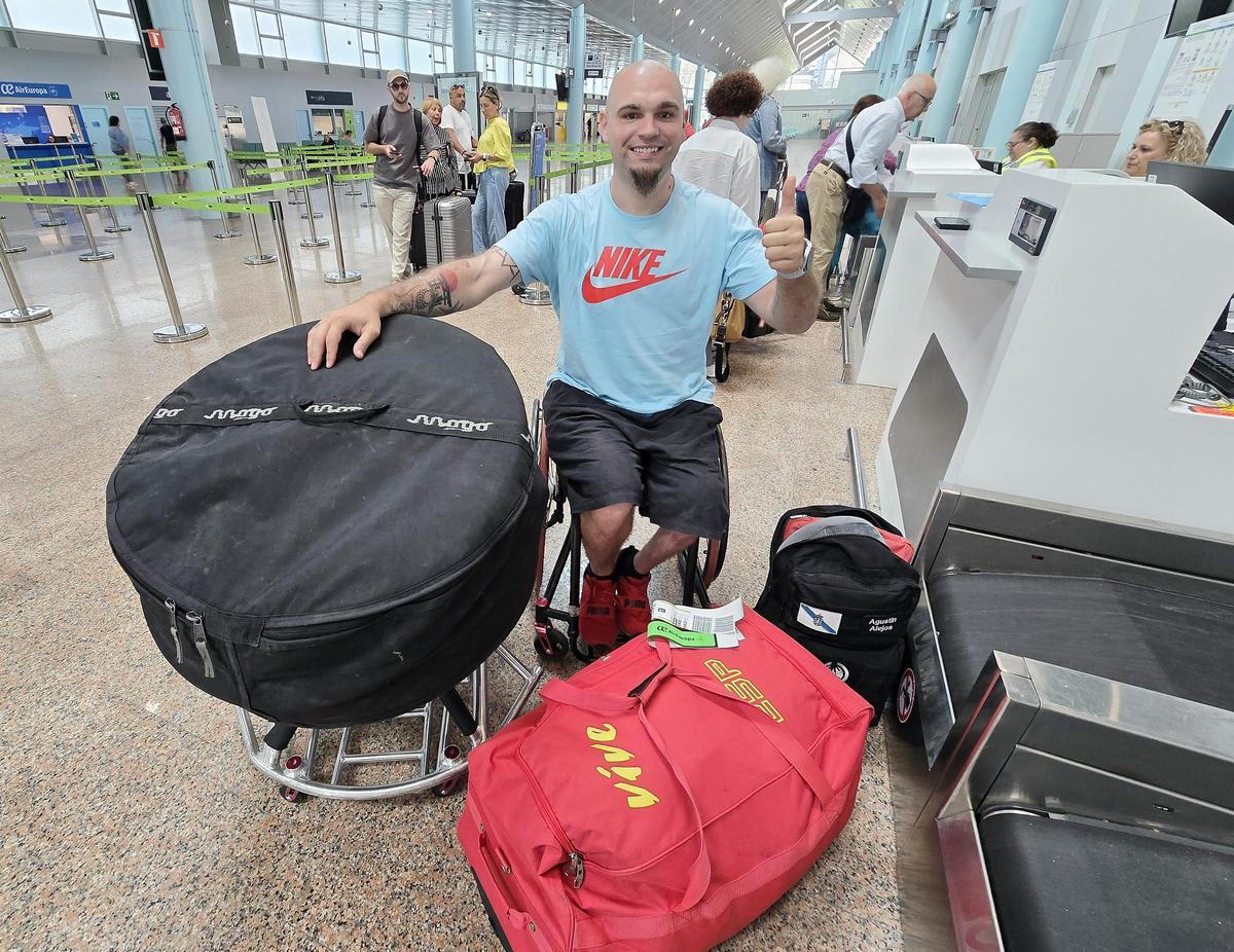 Agustín Alejos, jugador de baloncesto en silla de ruedas, ayer en el aeropuerto de Peinador, antes de volar a Australia