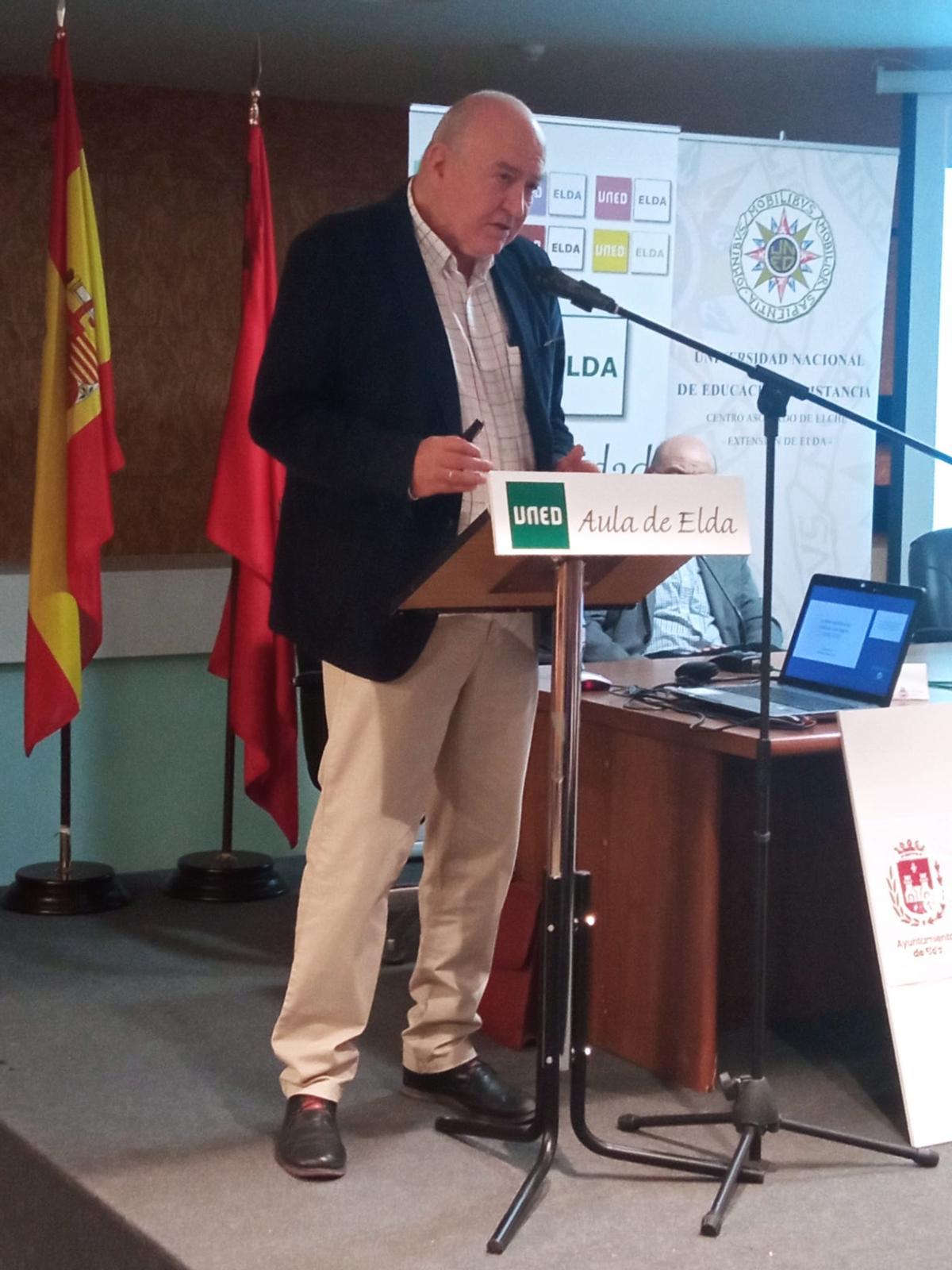 El conferenciante Carlos Corral, doctor en Medicina.