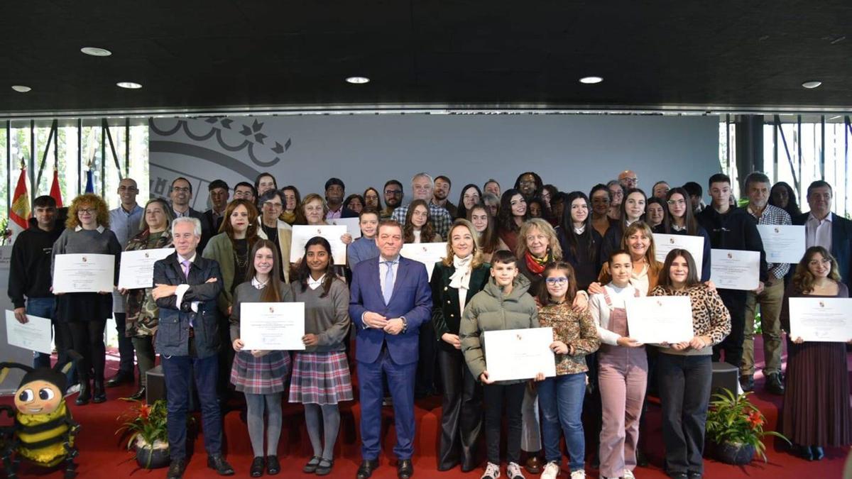 María Begoña García Gómez (segunda fila, tercera por la izquierda), con el resto de galardonados en el acto celebrado en Valladolid. | Cedida