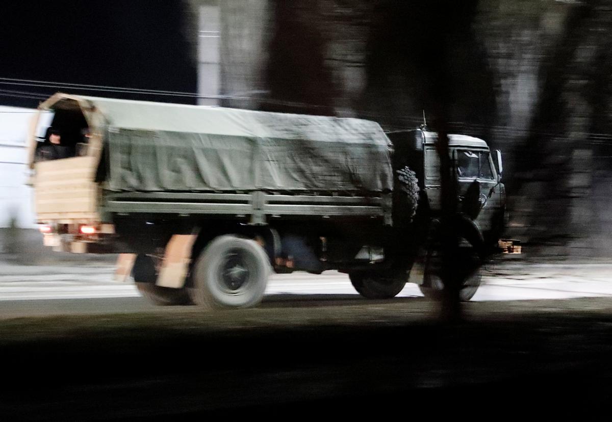 Un camión militar en una calle de Donetsk, este martes.