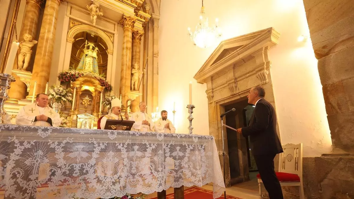 Rafa Domínguez apela al cuidado de los vulnerables y a la defensa del legado cultural en su ofrenda a la Virgen Peregrina