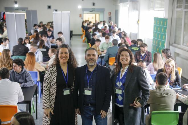 Por la izquierda, Rosana Llanos, Rosendo Pesquera y Severina Nava, con todos los asistentes al Networking, ayer, en el colegio Montedeva.