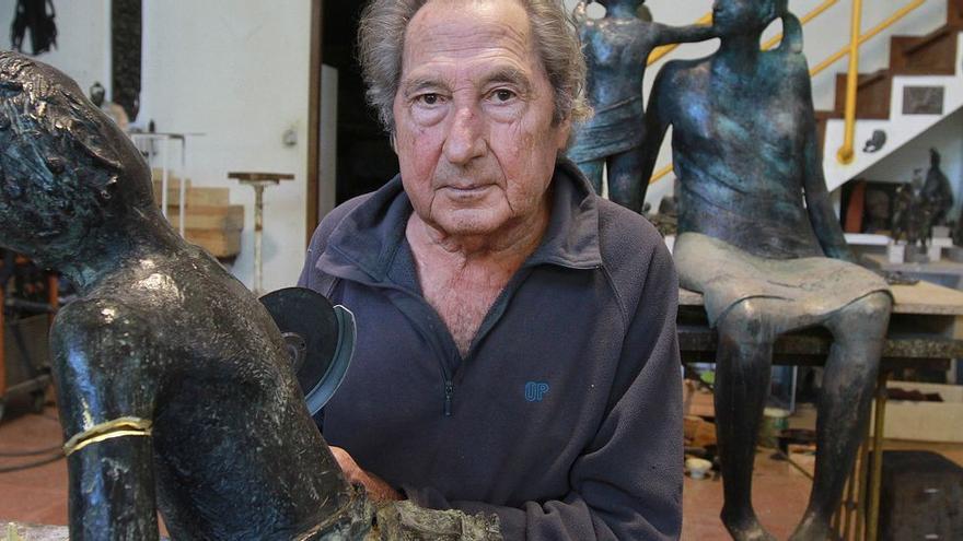 Manuel Fuciños en su taller de Ourense con las piezas del grupo escultórico de Vigo.