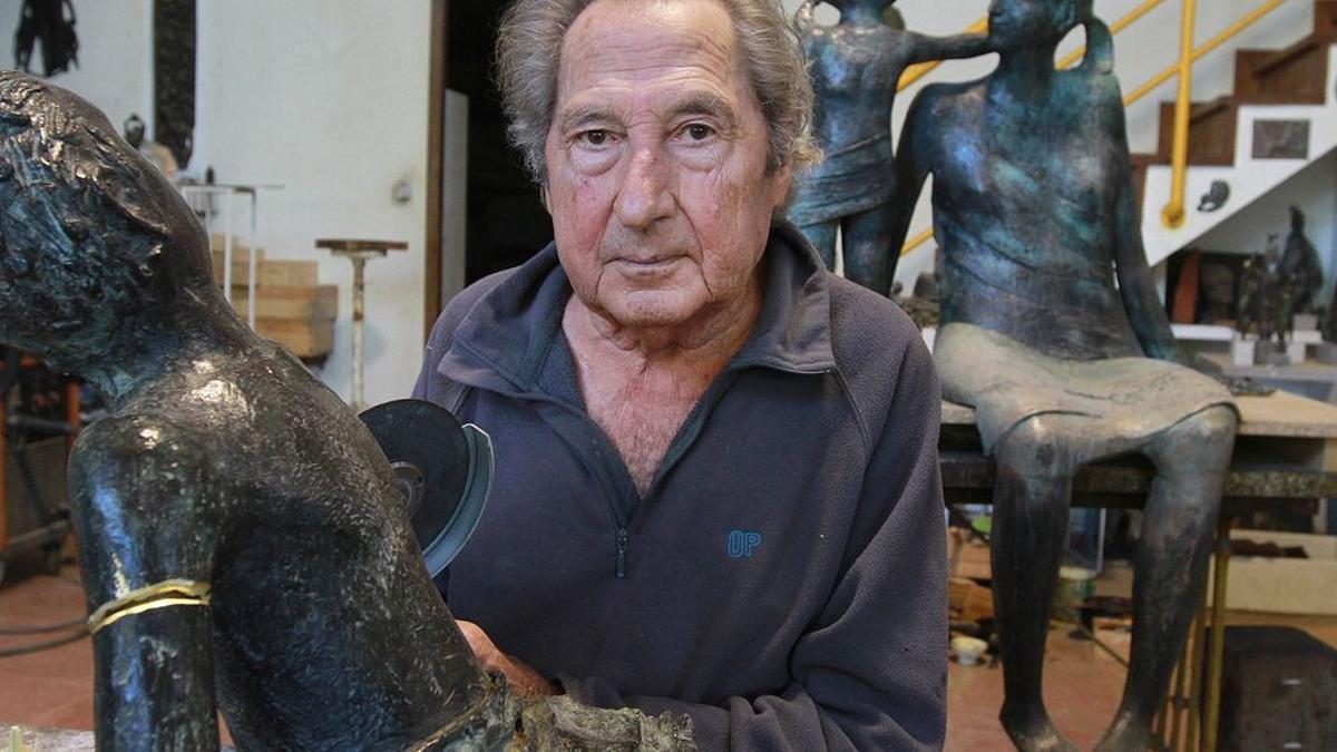 Manuel Fuciños en su taller de Ourense con las piezas del grupo escultórico de Vigo.