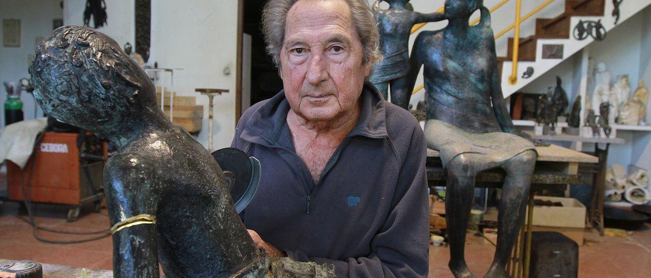 Manuel Fuciños en su taller de Ourense con las piezas del grupo escultórico de Vigo.
