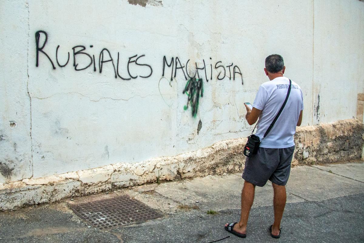 Pintada en la que se lee &quot;Rubiales machista&quot; en las inmediaciones del Estadio Municipal Escribano Castilla de Motril.