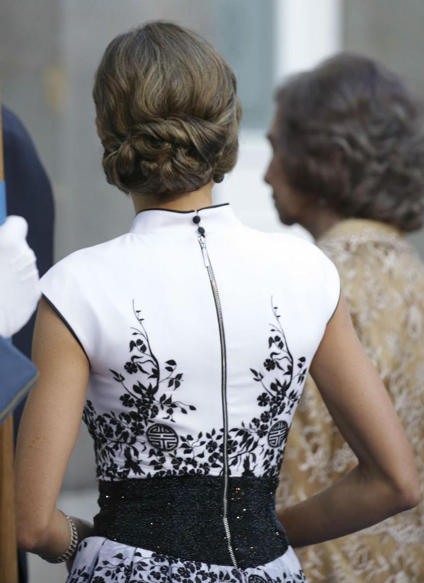 Detalle de la espalda de la Reina Letizia