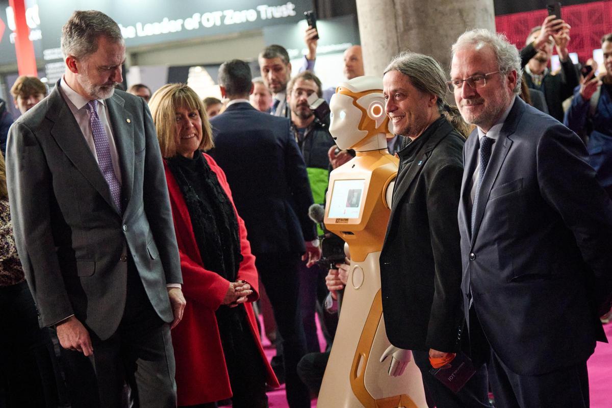 El Rey junto al robot Ari en la inauguración del IOT Solutions World Congress, que se celebra dentro del ISE. El Rey junto al robot Ari en la inauguración del IOT Solutions World Congress, que se celebra dentro del ISE.