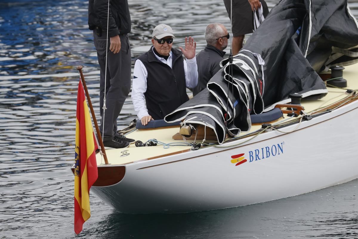 El rey Juan Carlos embarca en El Bribón en el Real Club Náutico de Sansenxo.