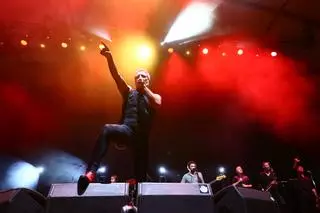 Crónica del escenario Caja Rural del Vive Latino: M-Clan convierte el Anfiteatro de la Expo en un karaoke gigante