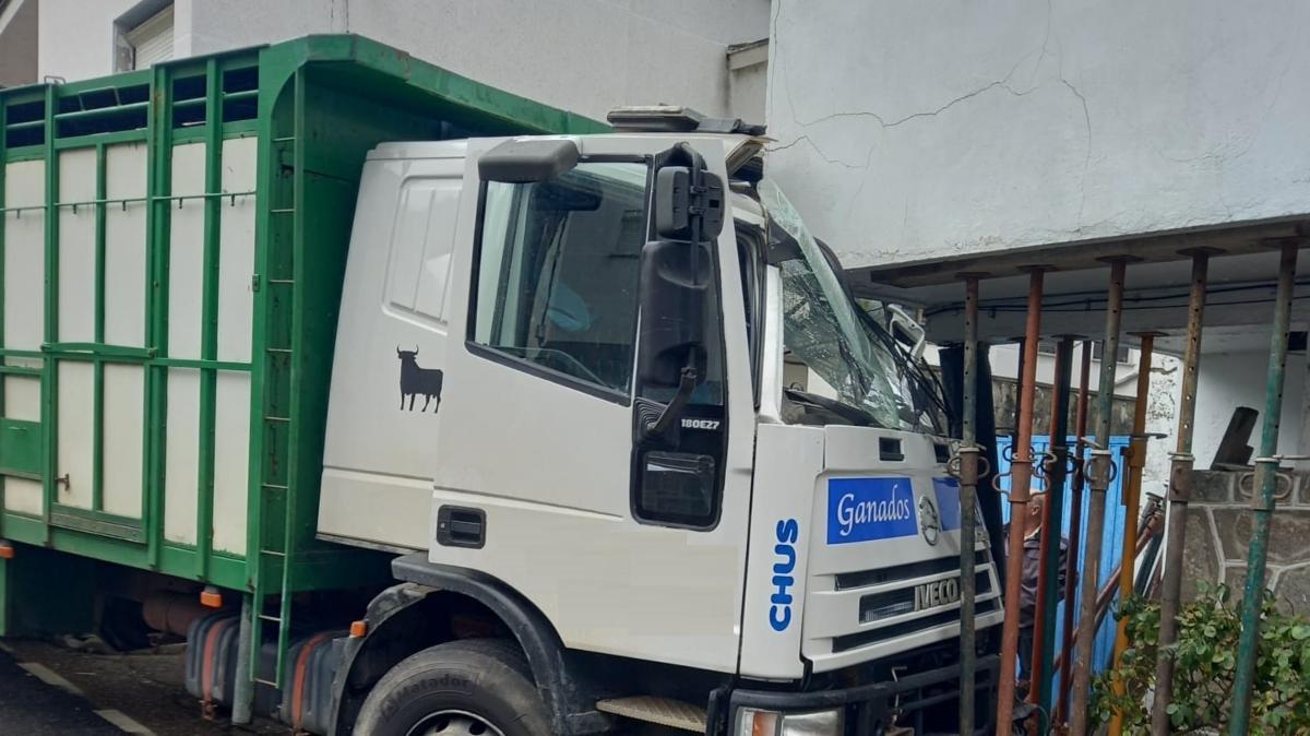 Camión accidentado contra una casa en la travesía de Ribadelago Nuevo