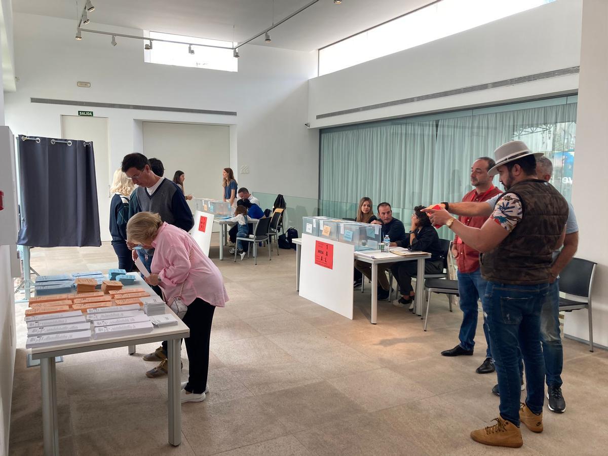 Un momento durante esta mañana electoral en el MACE de Ibiza