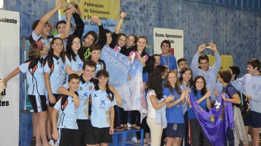 Los chicos y chicas del Salvamento Benavente celebran su éxito en el podio de la cita desarrollada en Ávila.