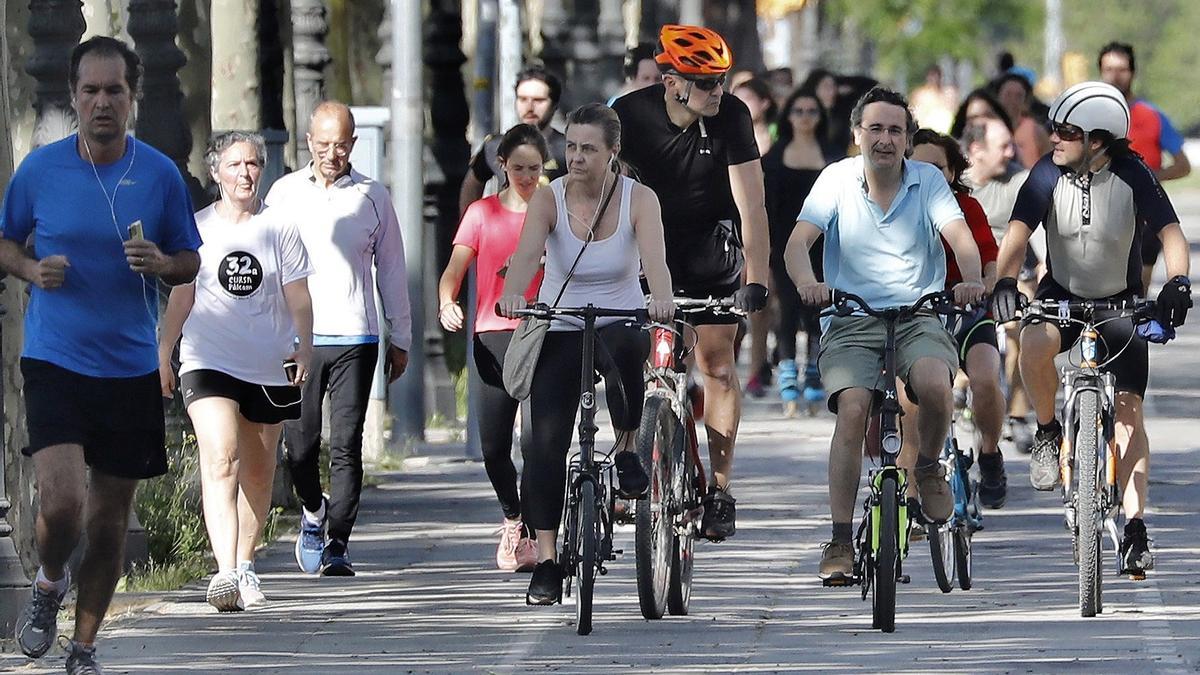 Los ciudadanos de Barcelona hacen deporte correriendo o paseando en bicicleta