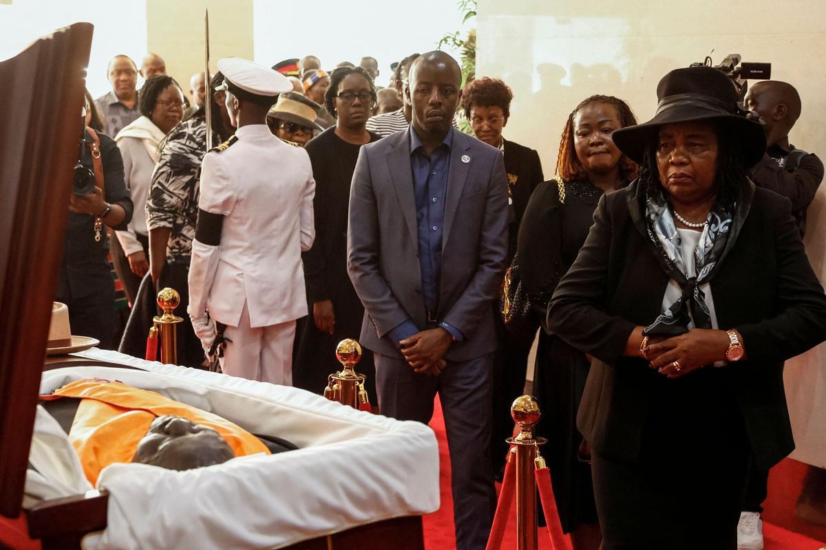 TOPSHOT - Ida Odinga (R), the wife of Kenyan opposition leader Raila Odinga, and her son Raila Odinga Junior (3rd R) view the body of Odinga during the public viewing at the Kasarani Stadium in Nairobi on October 16, 2025 following Odingas death at the age of 80 during a health visit to India. Kenyan opposition leader Raila Odinga has died at the age of 80 during a health visit to India, local police said on October 15, 2025. Odinga was the perennial opposition figure of Kenyan politics, running unsuccessfully for the presidency on five occasions, most recently in 2022. He remained a dominant force, able to rally huge numbers, particularly from his native western Kenya. (Photo by SIMON MAINA / AFP)