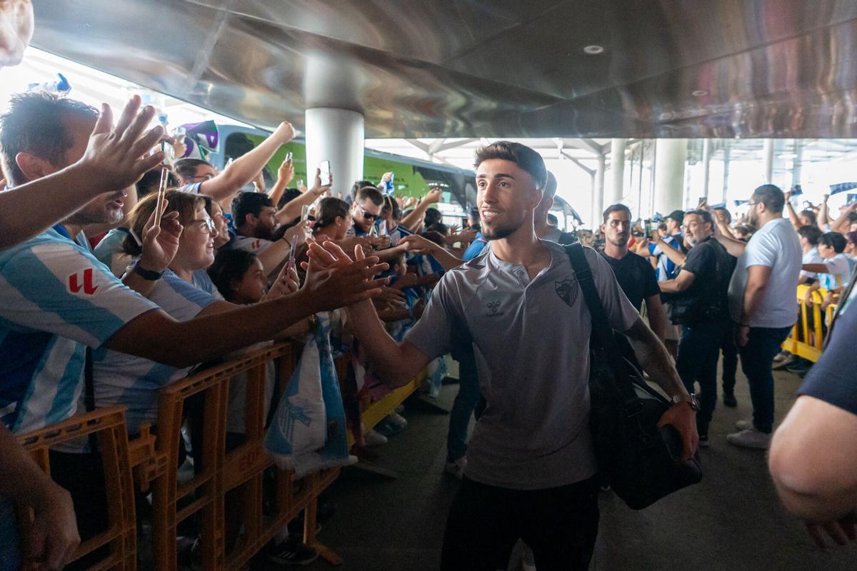 Despedida al Málaga CF en el aeropuerto antes de enfrentarse a la UD Las Palmas en el primer partido del play off de ascenso a la Primera División Despedida al Málaga CF en el aeropuerto antes de enfrentarse a la UD Las Palmas en el primer partido del play off de ascenso a la Primera División