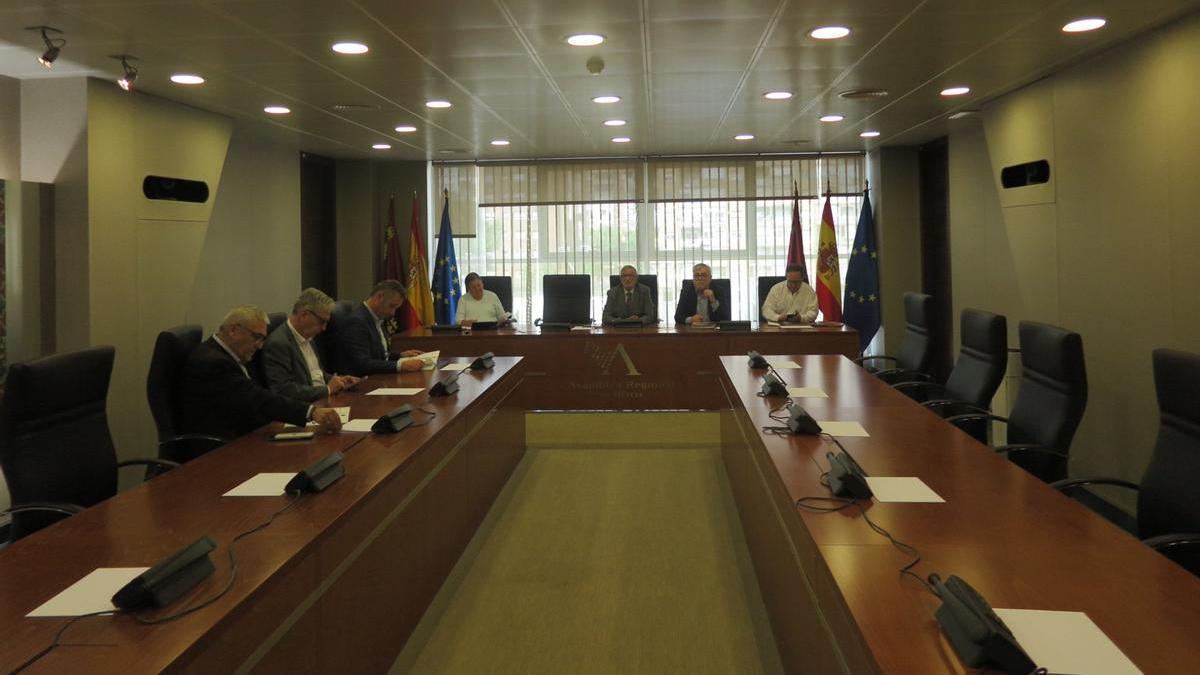 Solo el el PP y un expulsado de CS acudieron a la presentación del barómetro.