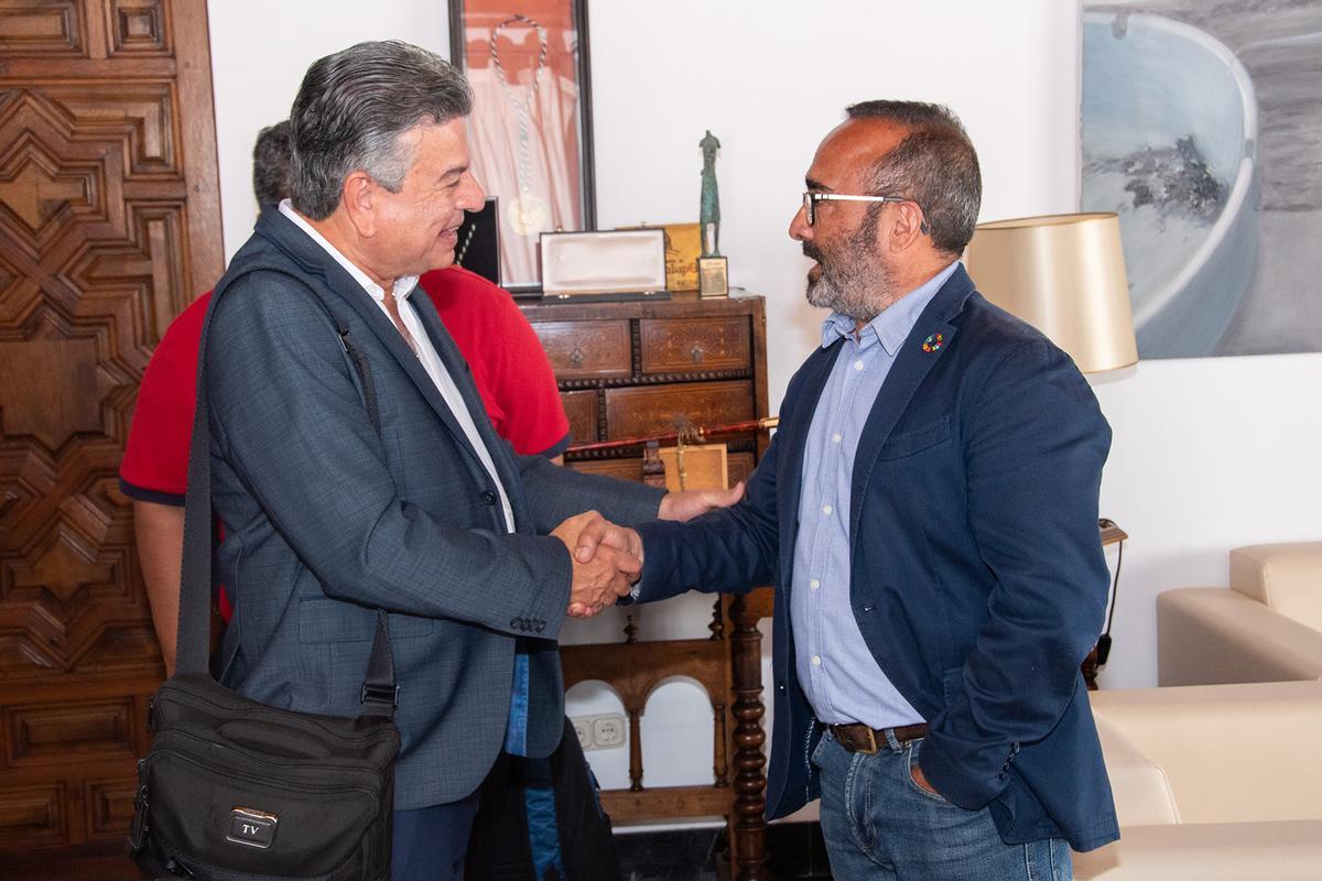 De izquierda a derecha: Tomás Eduardo Vaquero, secretario de Estado y el presidente de la Diputación de Cáceres y Felcode, Miguel Ángel Morales.