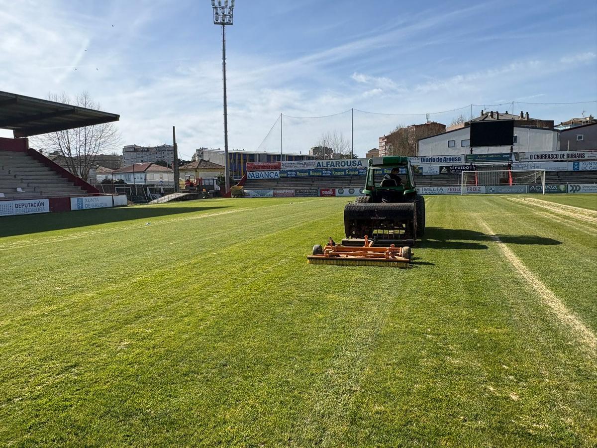 Tareas de mejora del césped de A Lomba.
