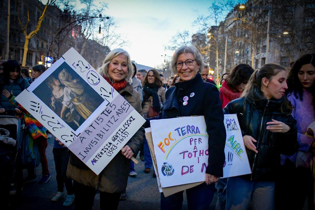 Miles de mujeres se manifiestan en Barcelona por el 8M | FOTOS