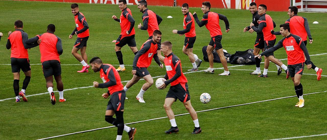 La plantilla del Sporting, ayer, durante un ejercicio en Mareo. | Juan Plaza