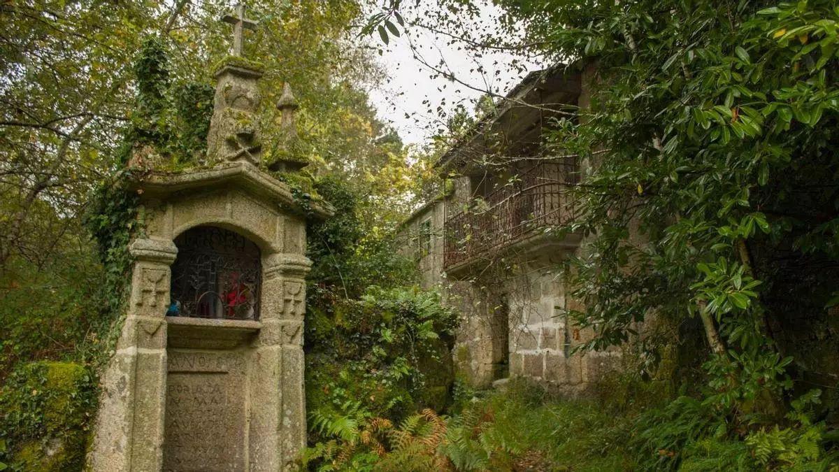 Este misterioso edificio de granito se deja ver entre la vegetación.