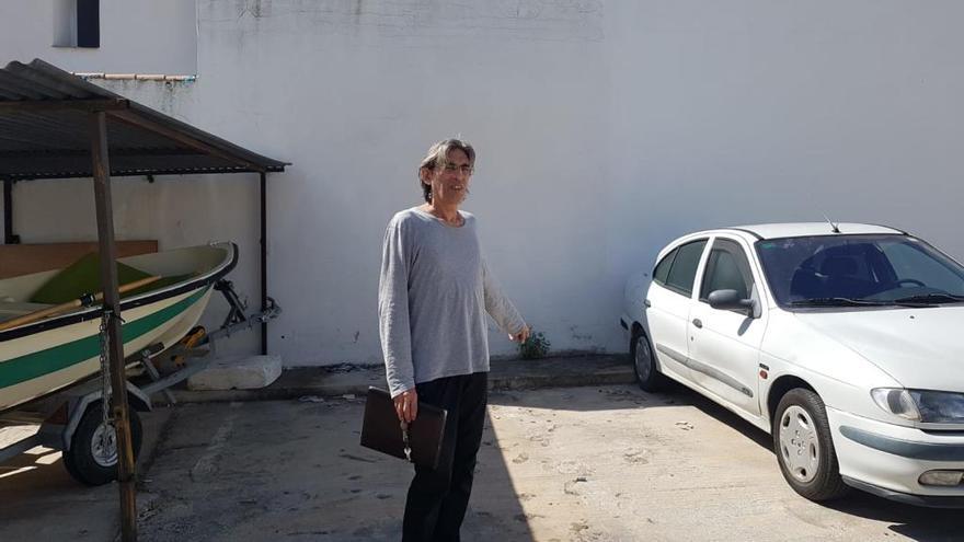 Óscar Mateos, junto al parking donde tenía el coche.